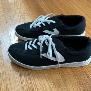 Black Tretorn-Size 8